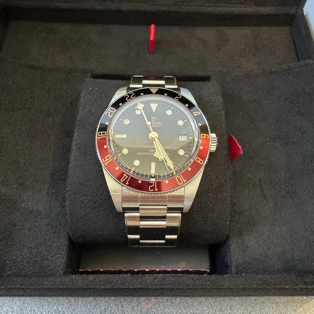Montre Tudor Black Bay 58 GMT 39 mm, modèle 2025, modèle Coca-Cola noir rouge, 7939G1A0NRU, coffret et carte – Image 3