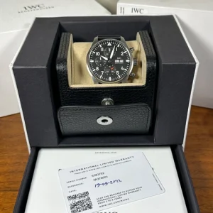 Montre d'aviateur chronographe IWC, cadran noir 43 mm